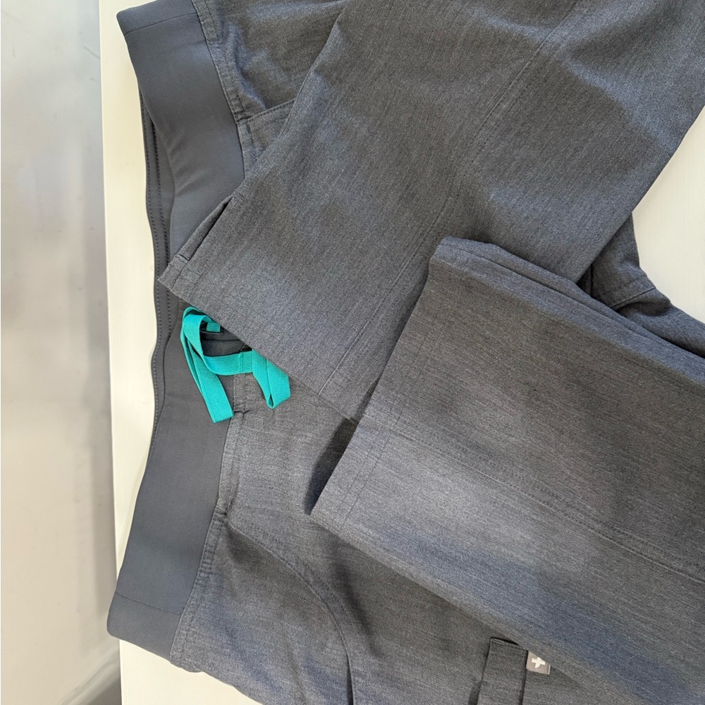 FIGS KADE Cargo Scrub Pants Women’s M
Graphite
Excellent condition - Picture 3 of 5